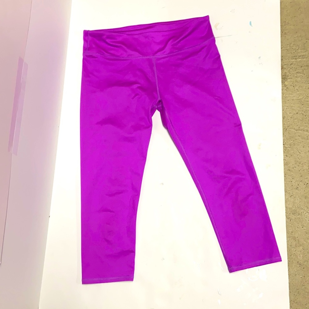 Fabletics Bright Purple Capri cut leggings